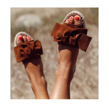 Cargar imagen en el visor de la galería, Malibú Bowtie Brown Sandals