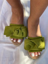Charger l'image dans la galerie, Malibú Bowtie Olive Sandals