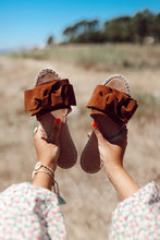 Cargar imagen en el visor de la galería, Malibú Bowtie Brown Sandals