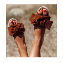 Load image into Gallery viewer, Malibú Bowtie Brown Sandals
