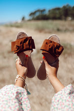 Load image into Gallery viewer, Malibú Bowtie Brown Sandals

